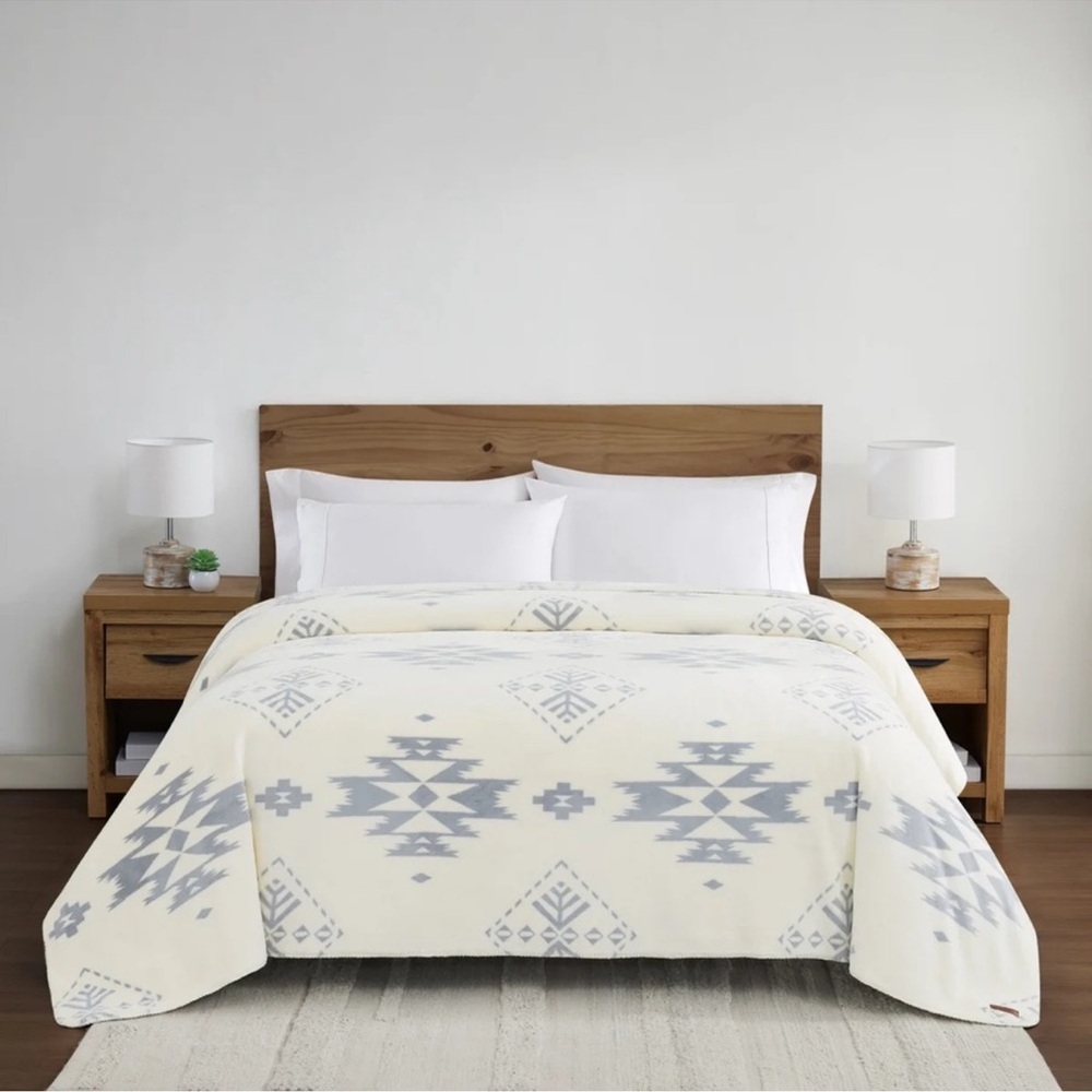 Cream and Gray Geometric Pattern Bedding Set